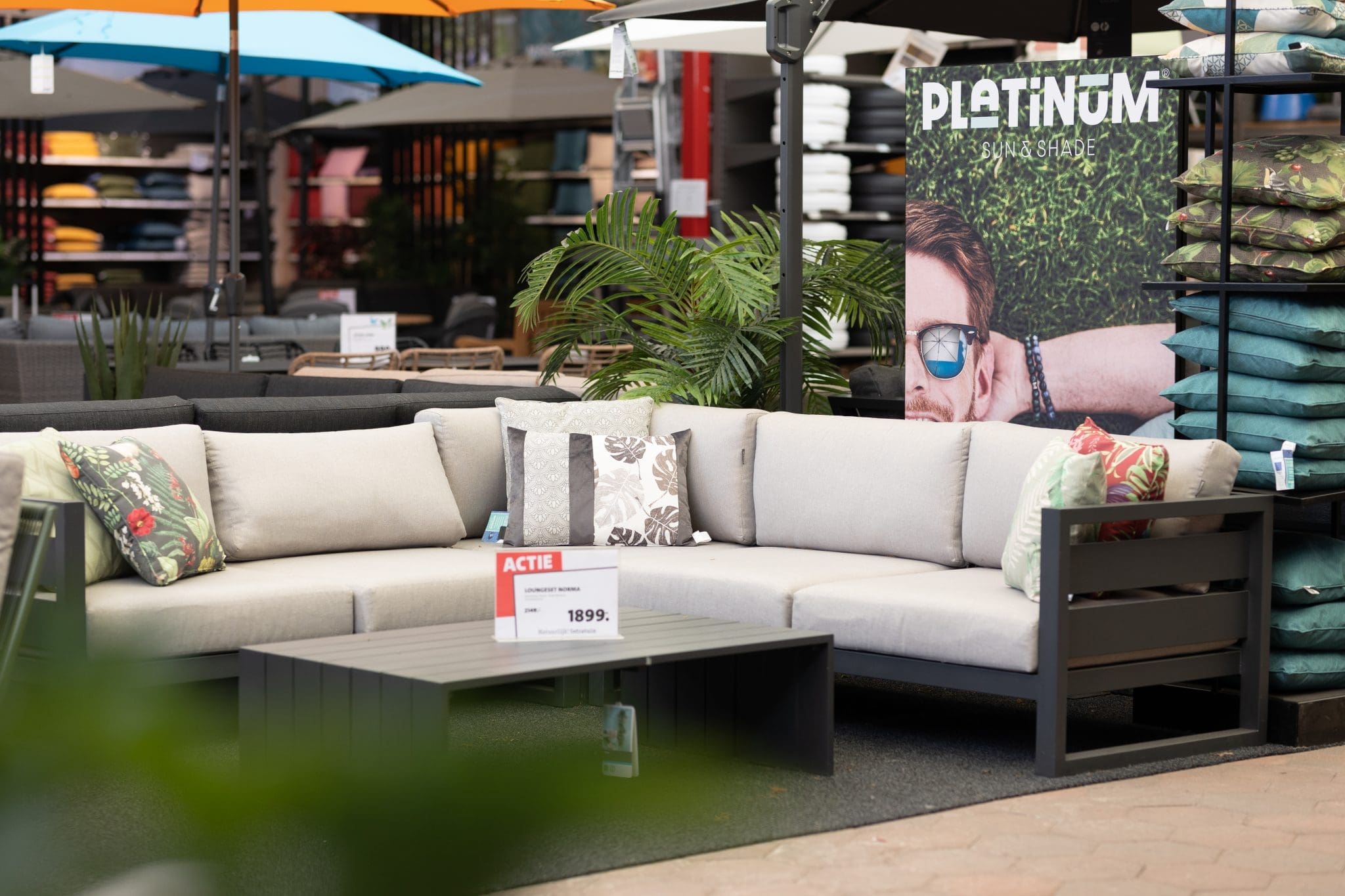 Intratuin Breda Loungeset antraciet in de showroom