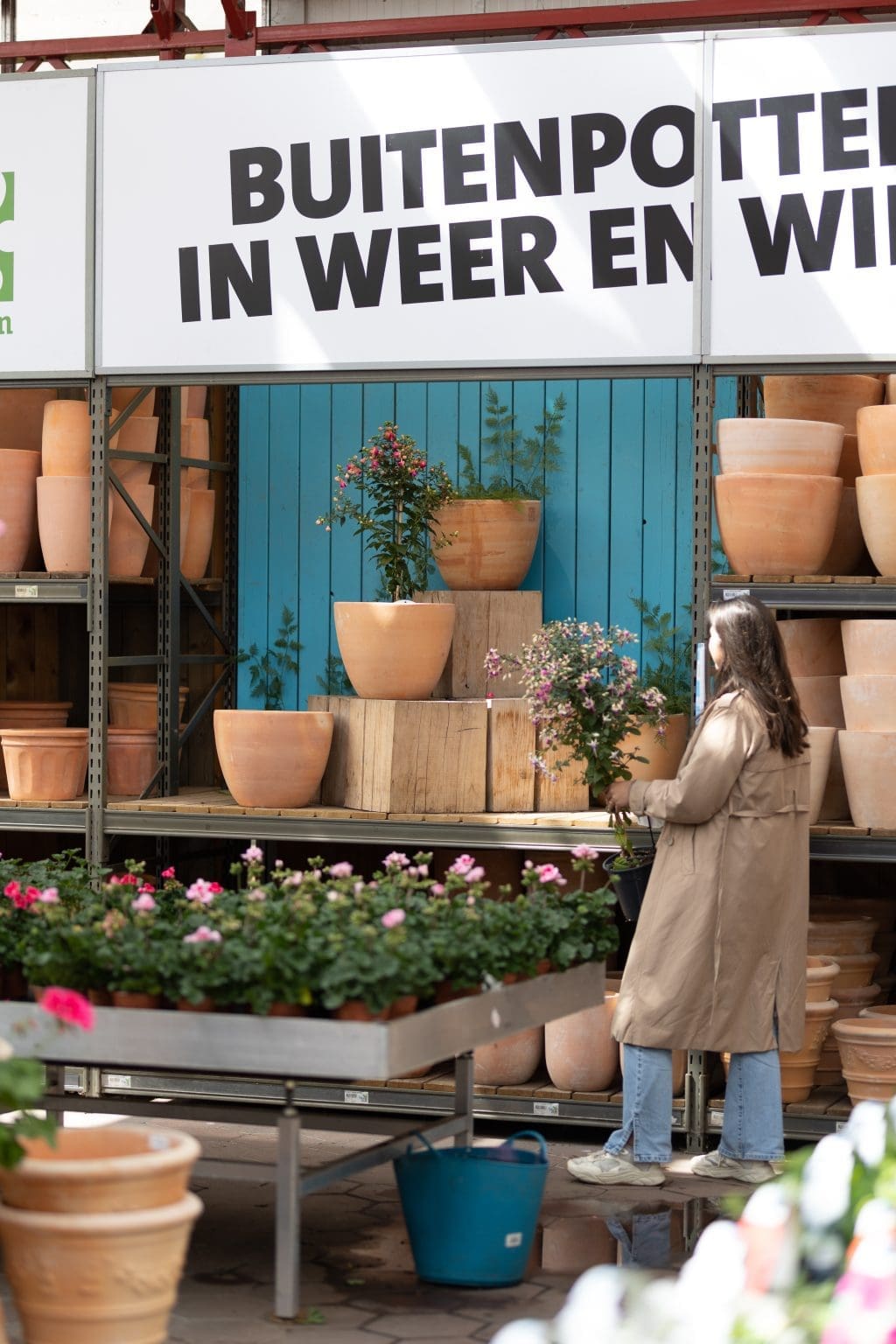 Intratuin Breda Potterie opstelling met klant die een pot gaat uitkiezen