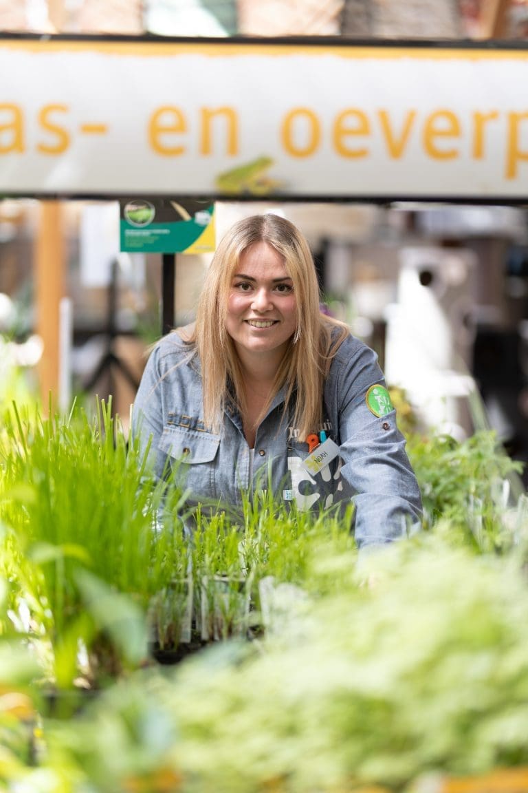 Intratuin Breda vijverplanten met medewerker