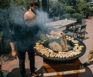 BBQ MASTERCLASSES 2025 - bbq master stookt het vuur op