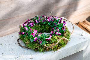 Bloemenkrans maken tijdens de voorjaarsworkshop in Breda