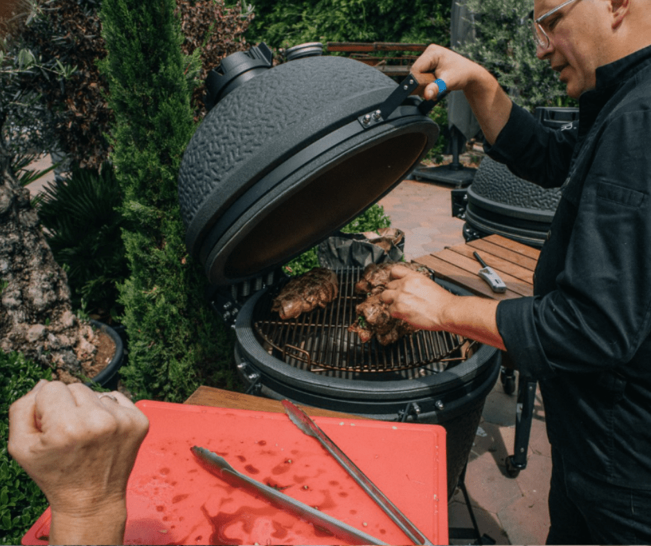 BBQ MASTERCLASSES 2025 - bbq master stookt het vuur op